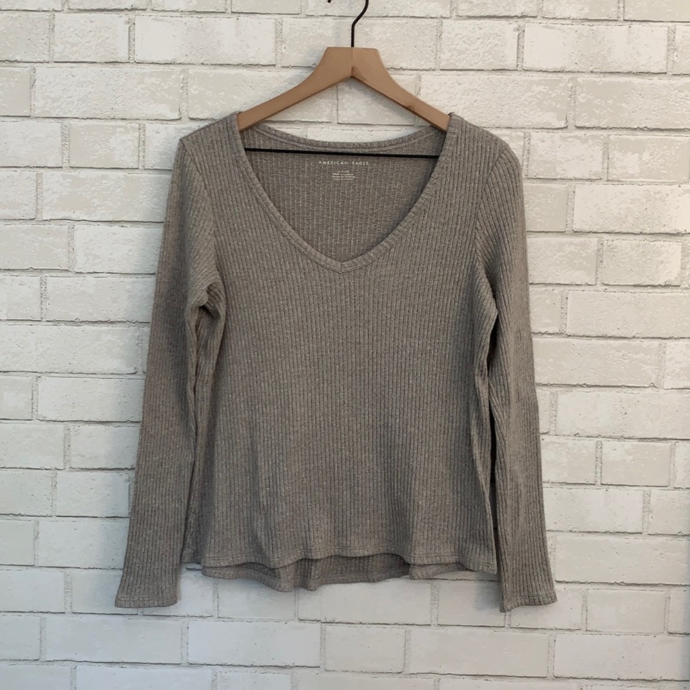 American Eagle women’s size small soft gray v-neck longsleeve top